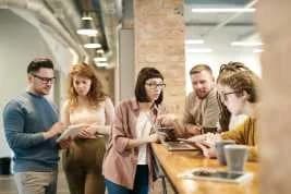 Gente hablando en la cafetería